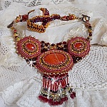 Plastron Jaspe Rouge brod&eacute; avec des pierres semi-pr&eacute;cieuses le Jaspe Rouge avec des Cristaux de Swarovski, des perles cloisonn&eacute;es, des Muranos et des rocailles